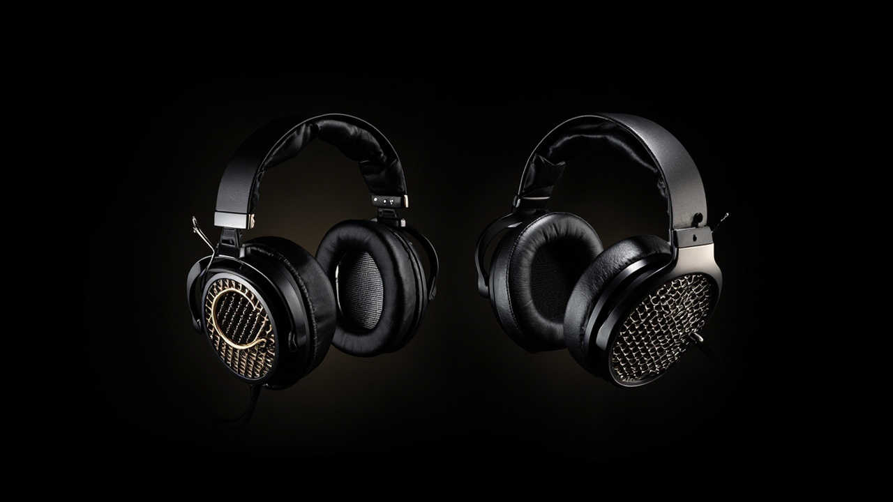 Sound character comparison infographic: HD 800 S shown with a wide concert hall visual, Utopia 2022 shown with a focused near-field microphone visual, both with frequency response curves overlaid for visual contrast